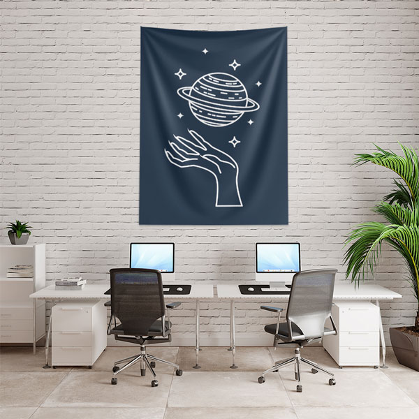 Gezegen ve El Figürlü Minimal Duvar Örtüsü – Modern Kozmik Duvar Dekoru 6277