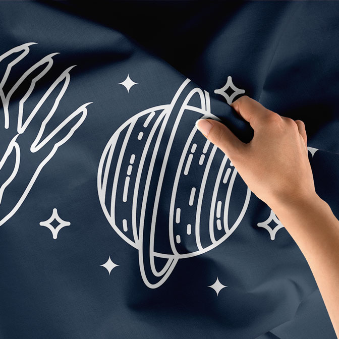 Gezegen ve El Figürlü Minimal Duvar Örtüsü – Modern Kozmik Duvar Dekoru 6277