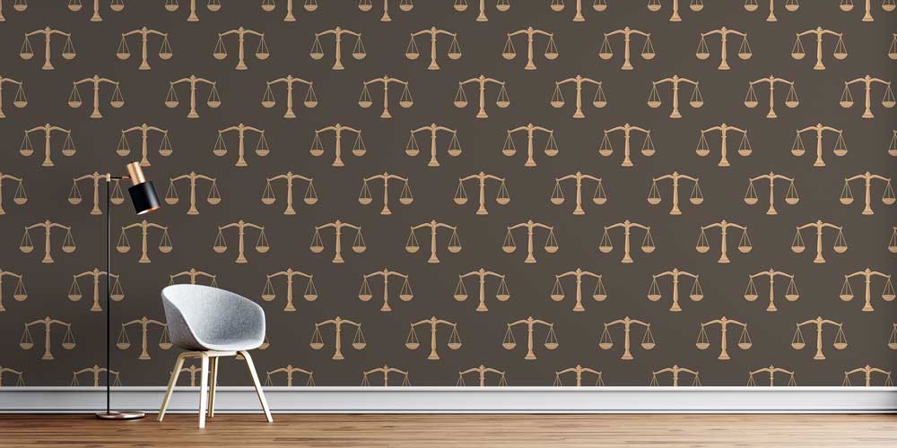 duvar-sanati-5294-0 Kahverengi Zemin Üzerinde Adalet Terazisi Desenli Hukuk Duvar Kağıdı 5294