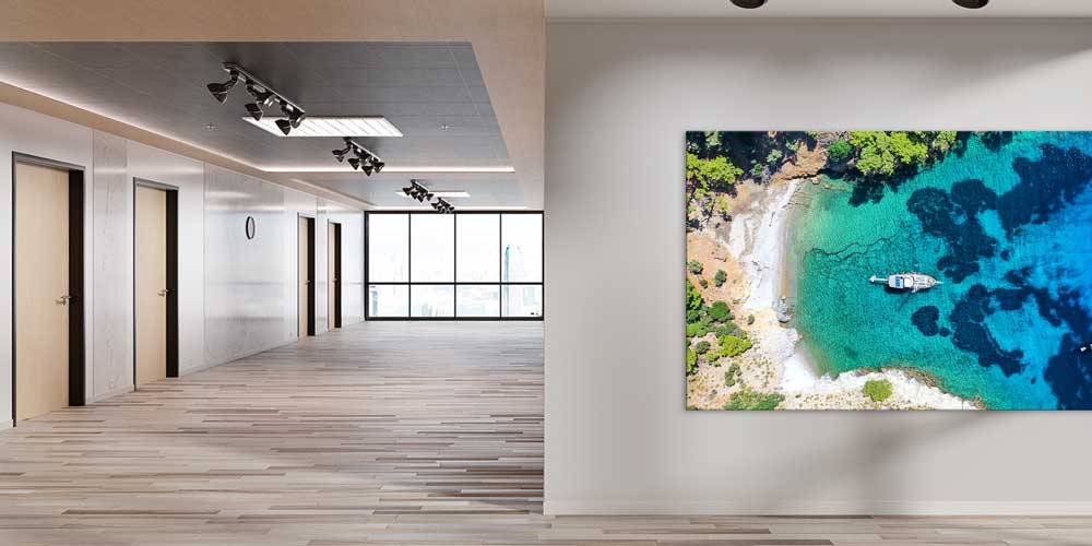 Havadan Görünümlü Berrak Koy ve Tekne Manzaralı Büyük Ebat Duvar Dekor Ürünü 11891