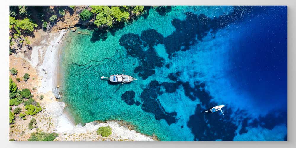 Havadan Görünümlü Berrak Koy ve Tekne Manzaralı Büyük Ebat Duvar Dekor Ürünü 11891