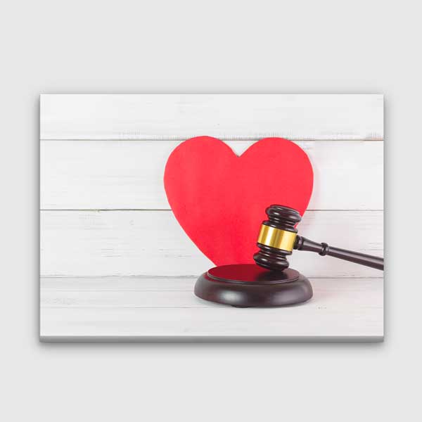 duvar-tablolari-5254-00 Kalp ve Hakim Tokmağı Temalı Hukuk Kanvas Tablo – 5254