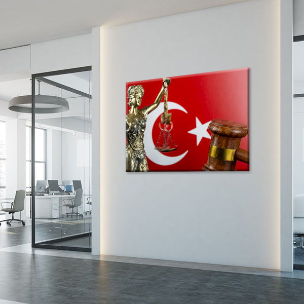 Türk Bayraklı Lady Justice ve Hakim Tokmağı Temalı Kanvas Tablo – 5259