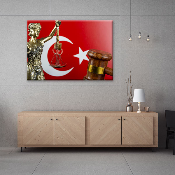 Türk Bayraklı Lady Justice ve Hakim Tokmağı Temalı Kanvas Tablo – 5259