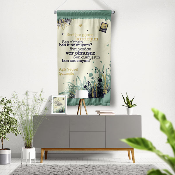 Âşık Veysel "Beni Hor Görme" Şiirli Duvar Flaması - Edebi Kumaş Baskı 8026