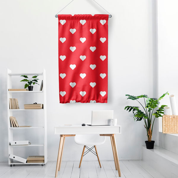 ev-dekorasyonu-5199-01 Kırmızı Zemin Beyaz Kalp Desenli Romantik Duvar Flaması 5199