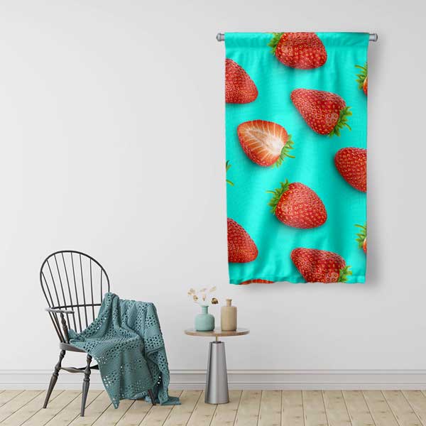 Çilek Desenli Duvar Flaması Kumaş Baskı 12611
