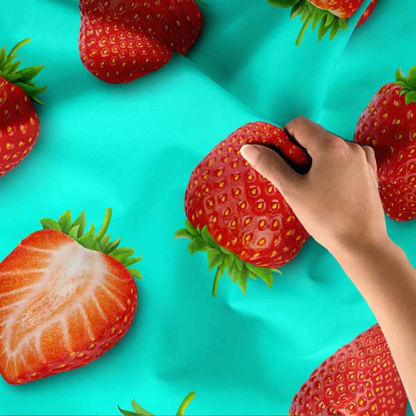 Turkuaz Zemin Üzerinde Çilek Desenli Duvar Örtüsü 12522