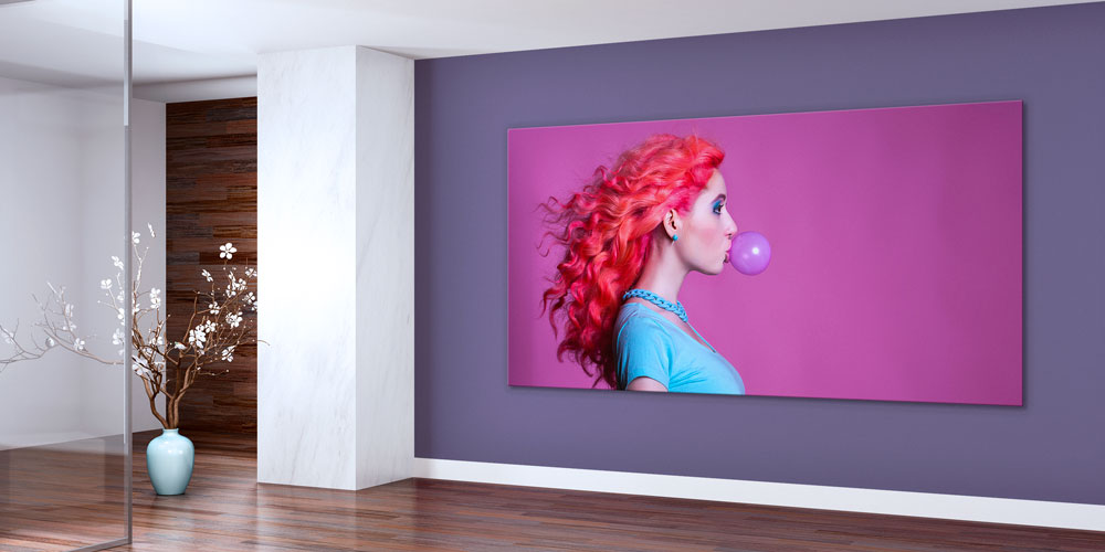 Pembe Arka Planlı Sakız Çiğneyen Kadın Portresi Duvar Dekoru 7920