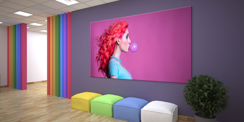 Pembe Arka Planlı Sakız Çiğneyen Kadın Portresi Duvar Dekoru 7920