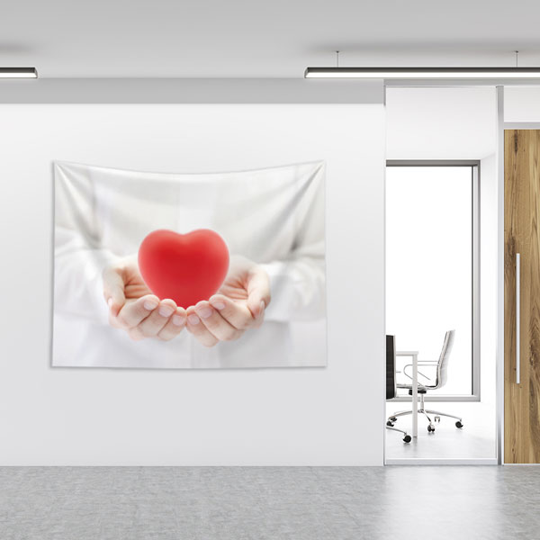 Ellerde Kalp Temalı Duvar Örtüsü 8364