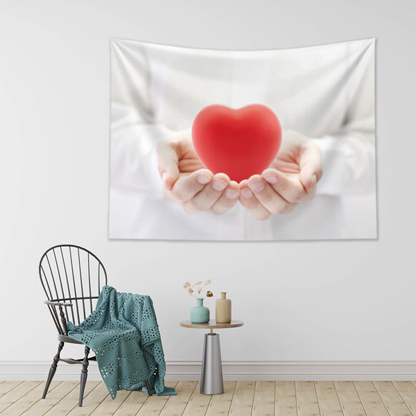 Ellerde Kalp Temalı Duvar Örtüsü 8364