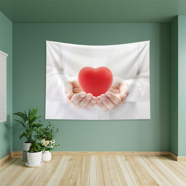 Ellerde Kalp Temalı Duvar Örtüsü 8364