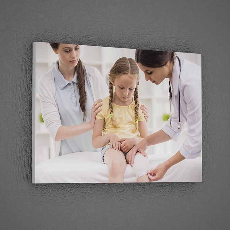 hospital-clinic-posters-1904-01 Çocuk Muayenesi ve Şefkat Temalı Duvar Tablosu – 1904
