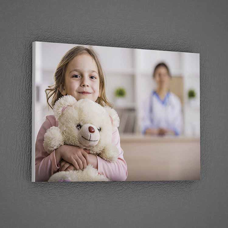 Çocuk ve Oyuncak Ayı Temalı Hastane Duvar Tablosu – 1901