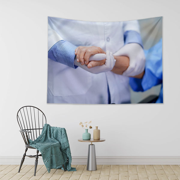 Doktor ve Hasta El Ele Duvar Örtüsü 8408