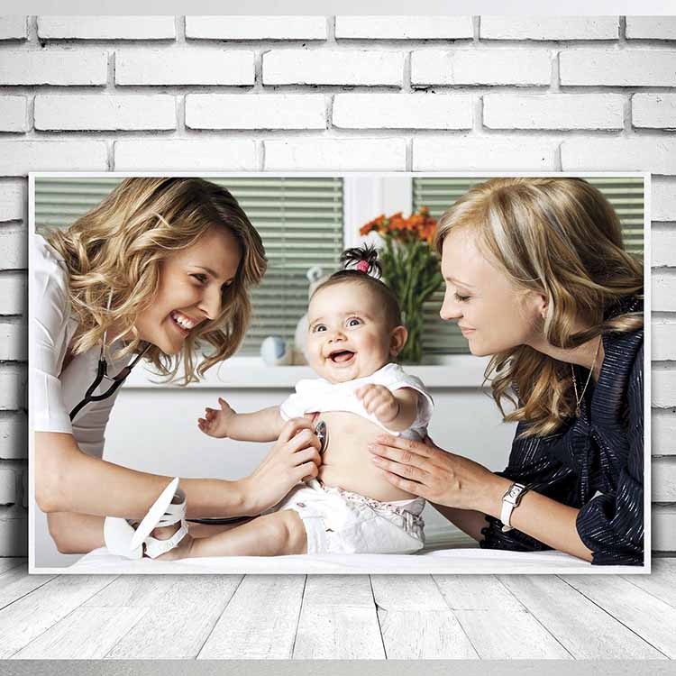 Bebek Muayenesi ve Doktor Güven Temalı Duvar Tablosu – 1891