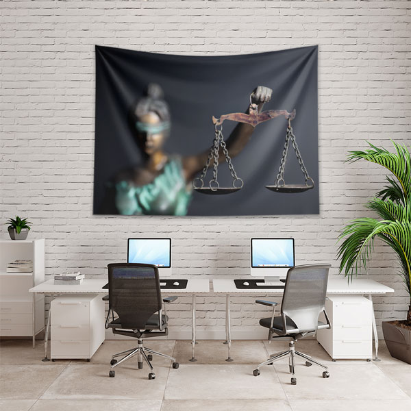 hukuk-duvar-dekor-5297-02 Adalet Terazisi Temalı Duvar Örtüsü – Hukuk Büroları için Kumaş Baskı 5297