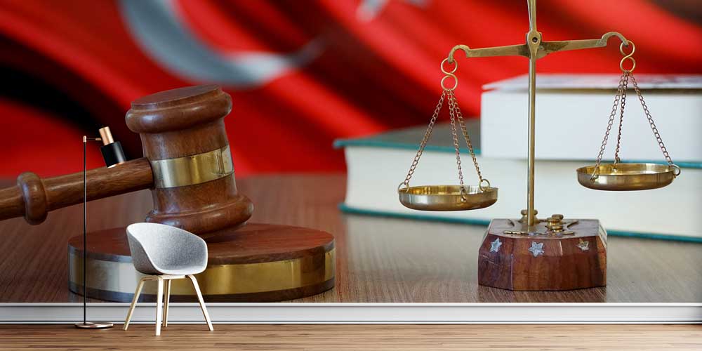 Türk Bayraklı Hakim Tokmağı ve Adalet Terazisi Duvar Kağıdı – Hukuk Büroları için Tasarım 5287