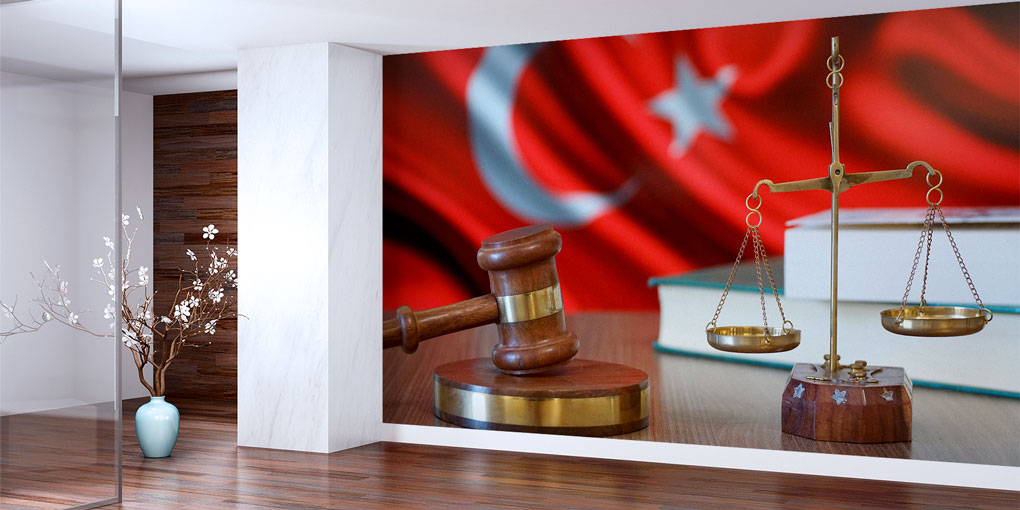 Türk Bayraklı Hakim Tokmağı ve Adalet Terazisi Duvar Kağıdı – Hukuk Büroları için Tasarım 5287