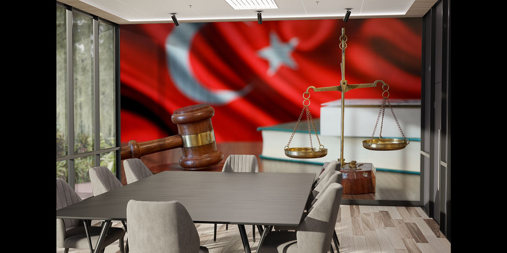 Türk Bayraklı Hakim Tokmağı ve Adalet Terazisi Duvar Kağıdı – Hukuk Büroları için Tasarım 5287