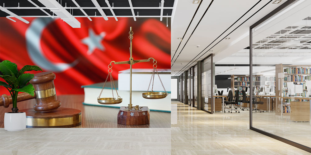 Türk Bayraklı Hakim Tokmağı ve Adalet Terazisi Duvar Kağıdı – Hukuk Büroları için Tasarım 5287