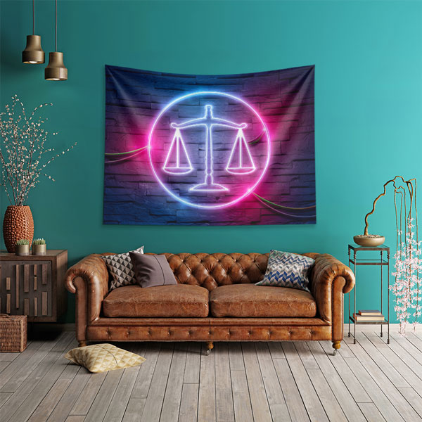 Neon Adalet Terazisi Duvar Örtüsü – Hukuk Büroları için Kumaş Baskı 5300