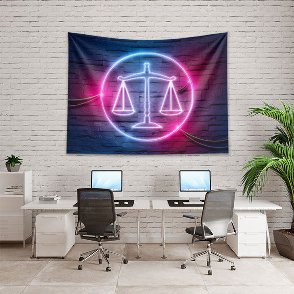 Neon Adalet Terazisi Duvar Örtüsü – Hukuk Büroları için Kumaş Baskı 5300
