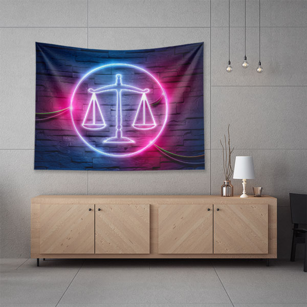 Neon Adalet Terazisi Duvar Örtüsü – Hukuk Büroları için Kumaş Baskı 5300