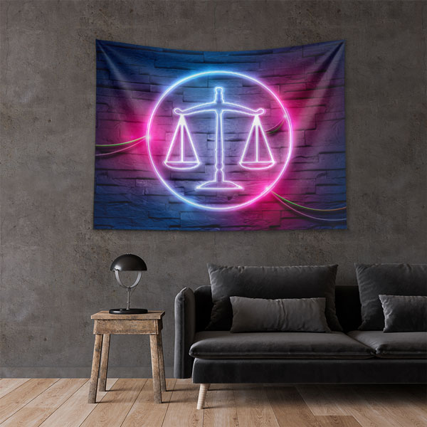 Neon Adalet Terazisi Duvar Örtüsü – Hukuk Büroları için Kumaş Baskı 5300
