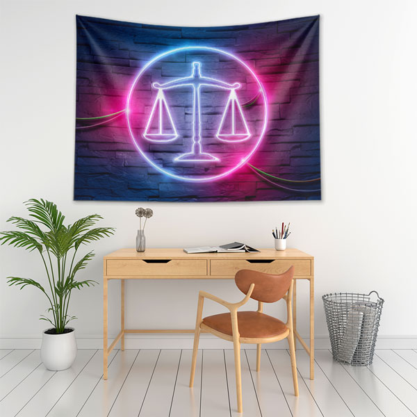 Neon Adalet Terazisi Duvar Örtüsü – Hukuk Büroları için Kumaş Baskı 5300