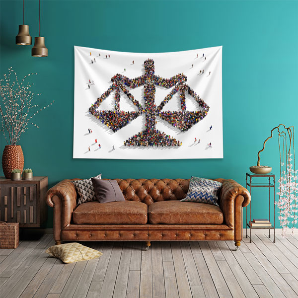 İnsan Figürleriyle Adalet Terazisi Duvar Örtüsü – Hukuk Büroları için Kumaş Baskı 5299