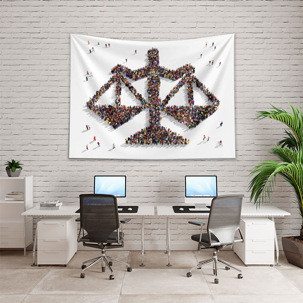 İnsan Figürleriyle Adalet Terazisi Duvar Örtüsü – Hukuk Büroları için Kumaş Baskı 5299