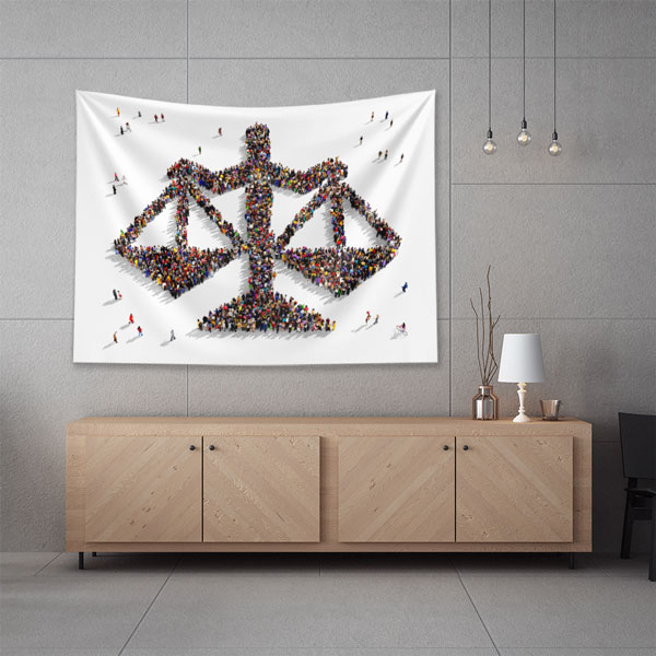 İnsan Figürleriyle Adalet Terazisi Duvar Örtüsü – Hukuk Büroları için Kumaş Baskı 5299