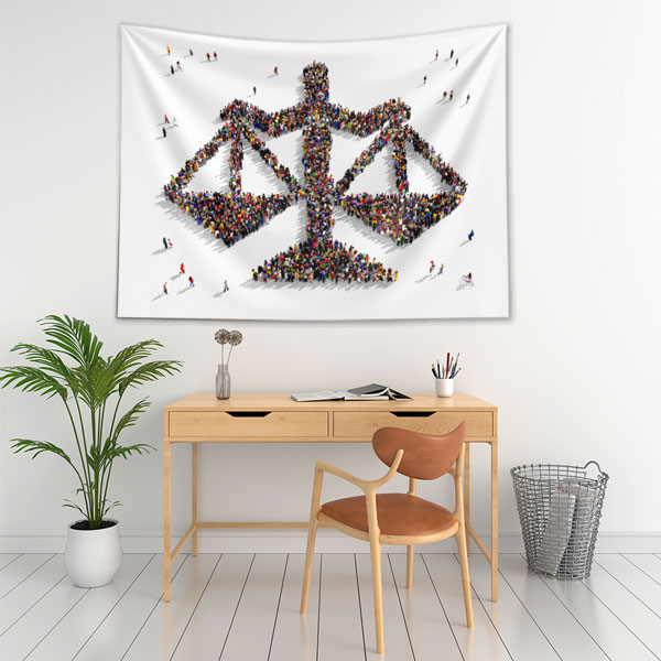 İnsan Figürleriyle Adalet Terazisi Duvar Örtüsü – Hukuk Büroları için Kumaş Baskı 5299