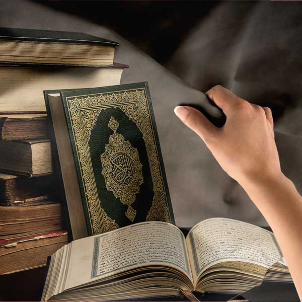Kur’an-ı Kerim Kitaplarla Birlikte Duvar Örtüsü 10624