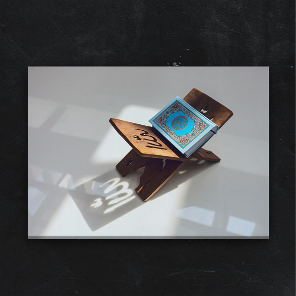 Mavi Kapaklı Kur’an-ı Kerim ve Rahle Tasarımlı Kanvas Duvar Tablosu – 10895