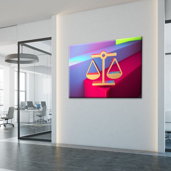 kanvas-tablolar-5255-05 Renkli Zemin Üzerinde Adalet Terazisi Temalı Kanvas Tablo – 5255