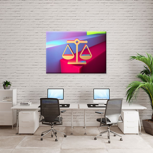 kanvas-tablolar-5255-06 Renkli Zemin Üzerinde Adalet Terazisi Temalı Kanvas Tablo – 5255