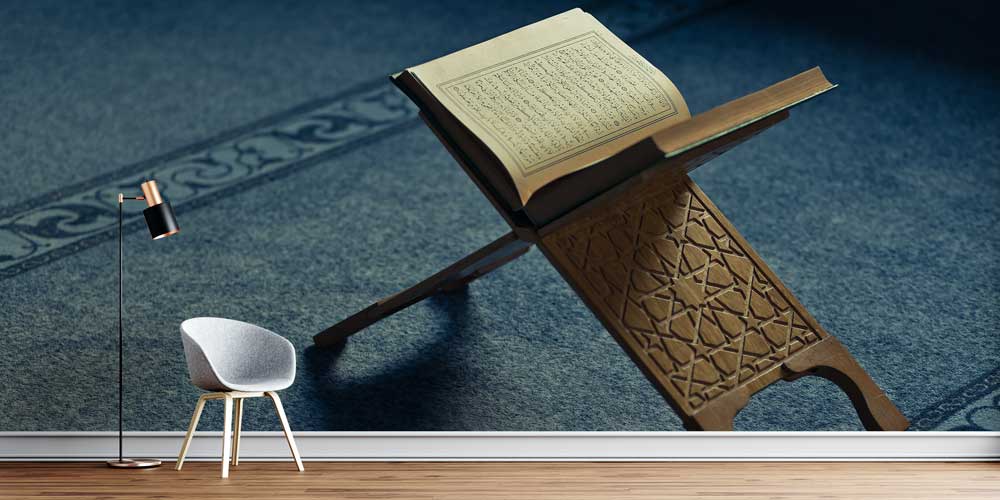 Kur’an-ı Kerim Rahle Üzerinde Cami Halısı Desenli İslami Duvar Kağıdı 10495