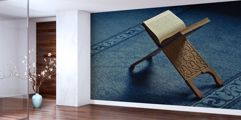 Kur’an-ı Kerim Rahle Üzerinde Cami Halısı Desenli İslami Duvar Kağıdı 10495