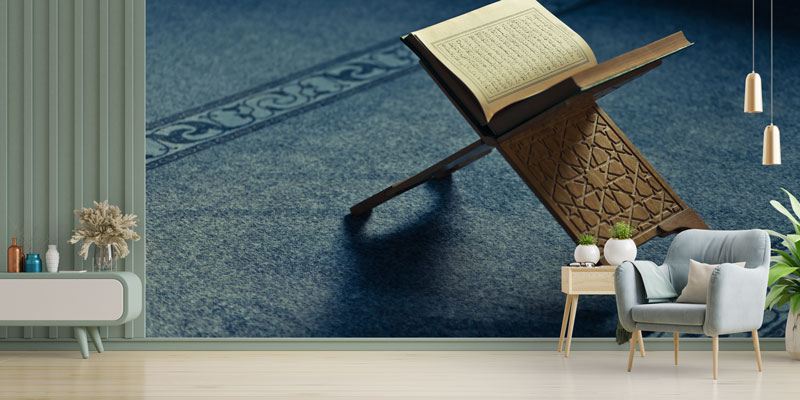 Kur’an-ı Kerim Rahle Üzerinde Cami Halısı Desenli İslami Duvar Kağıdı 10495