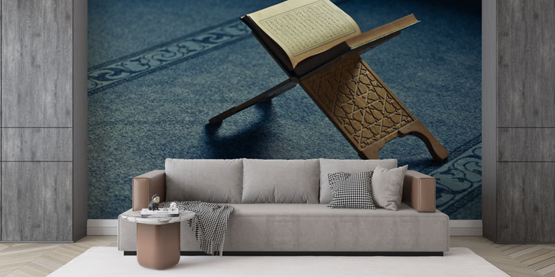 Kur’an-ı Kerim Rahle Üzerinde Cami Halısı Desenli İslami Duvar Kağıdı 10495