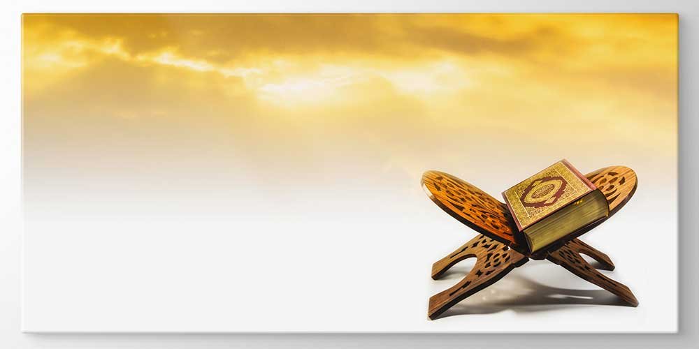 kuran-duvar-tablolari-11451-00 Kur’an-ı Kerim Rahle Üzerinde Altın Işıklı Büyük Ebatlı Duvar Dekoru – 11451