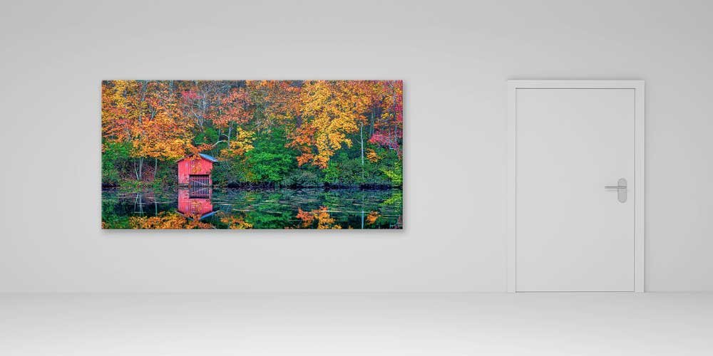 Sonbahar Ormanında Göl Kenarı Kırmızı Kulübe Manzarası Büyük Ebat Duvar Dekor Ürünü 14154