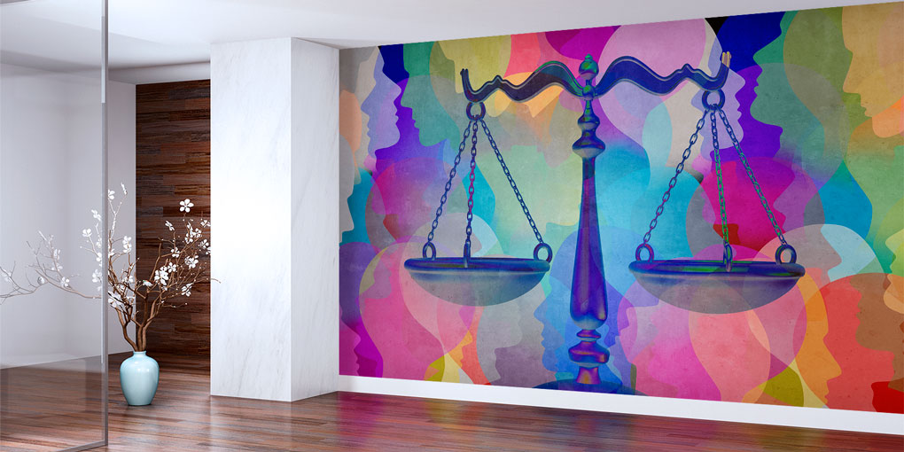 Renkli Siluetler ve Adalet Terazisi Hukuk Duvar Kağıdı – Modern Ofis Tasarımı 5290