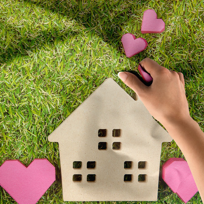 mimari-duvar-dekor-5589-05 Ev ve Kalp Figürlü Yeşil Zemin Duvar Örtüsü Kumaş Baskı 5589