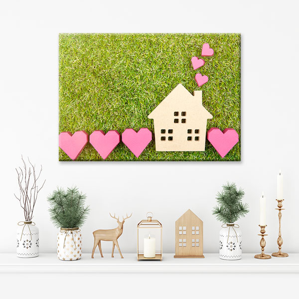 Yeşil Zemin Üzerinde Ev ve Kalpler Desenli Kanvas Tablo – 5521