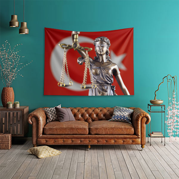 Türk Bayrağı Fonlu Adalet Heykeli Duvar Örtüsü – Hukuk Büroları için Kumaş Baskı 5301