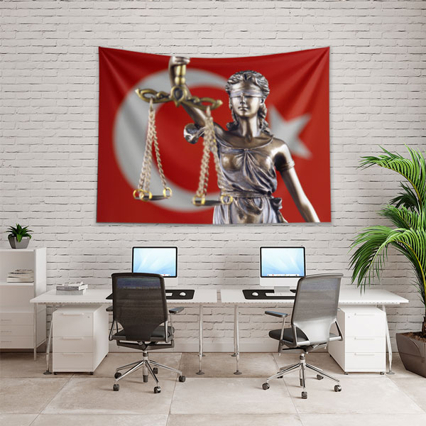 Türk Bayrağı Fonlu Adalet Heykeli Duvar Örtüsü – Hukuk Büroları için Kumaş Baskı 5301